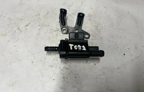 Audi A3 S3 8V Engine mount vacuum valve 06M906517E