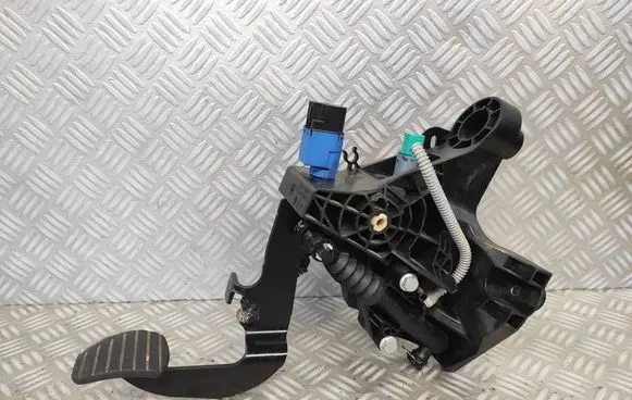 Renault Trafic III (X82) Clutch master cylinder 93868391