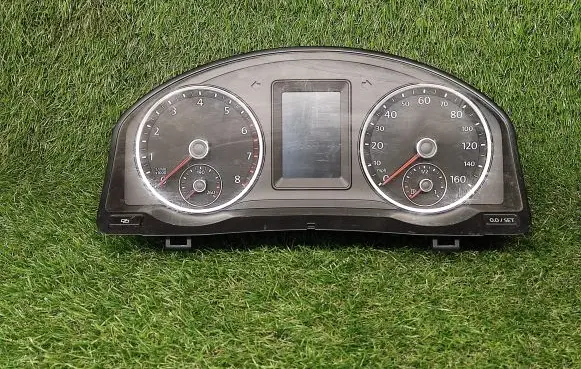 Volkswagen Tiguan Speedometer (instrument cluster) 5N0920972B