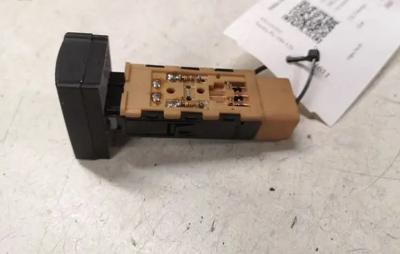 Hyundai Santa Fe Windscreen/window heater switch 202002962 621W05010
