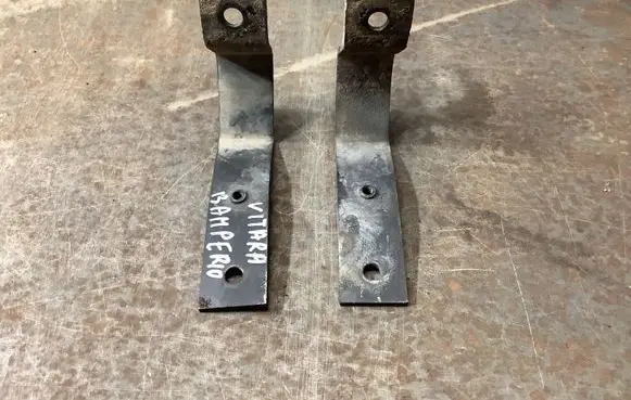 Suzuki Grand Vitara I Front bumper mounting bracket 