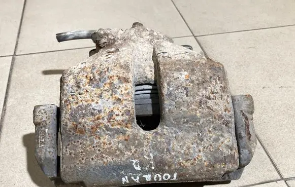 Volkswagen Touran I Front brake caliper