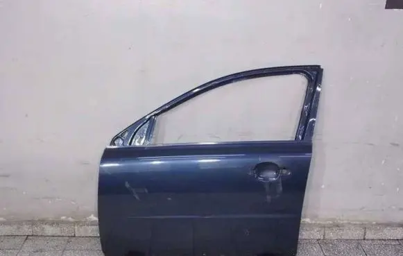 Volvo V70 Front door 47821