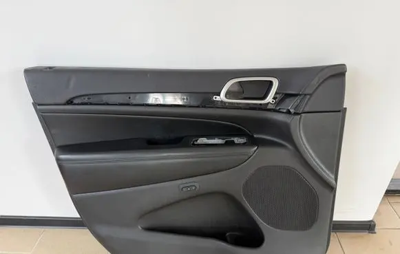Jeep Grand Cherokee Front door card panel trim 62662E 62024825 1GG25TRM