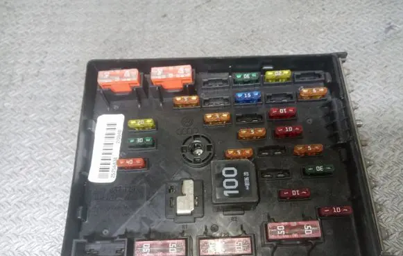 Volkswagen PASSAT B6 Fuse module 3C0937125