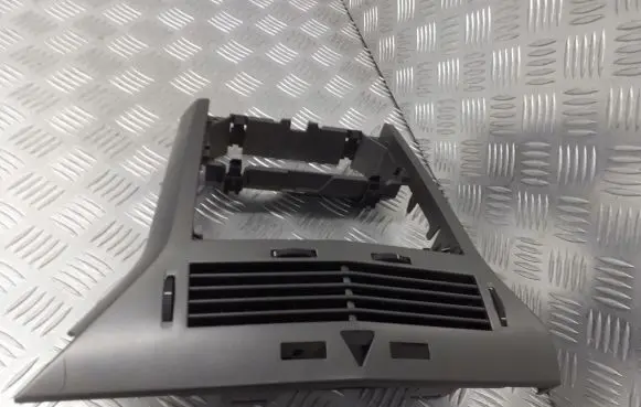 Opel Astra H Radio/GPS head unit trim 331985437