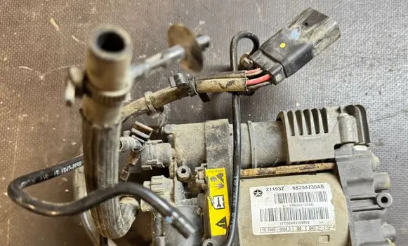Jeep Grand Cherokee Pneumatic air compressor holding bracket P68204730AB 21193Z 68204730AB