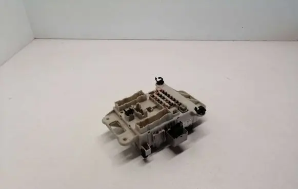 Toyota RAV 4 (XA20) Fuse module E11020100 128V85C00