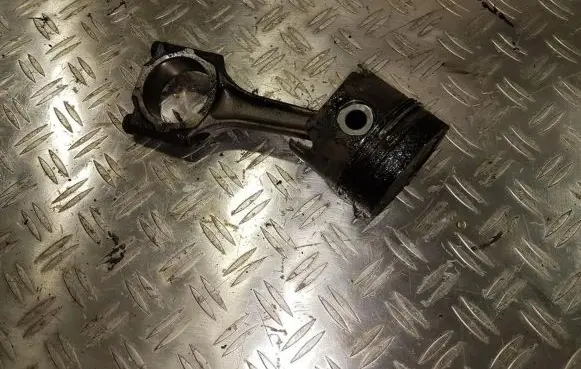 Volkswagen Transporter - Caravelle T4 Piston with connecting rod