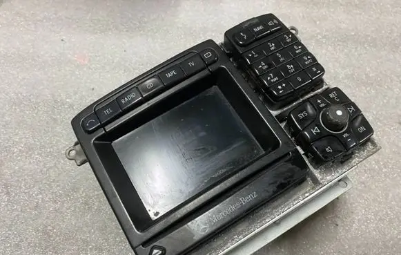 Mercedes-Benz S W220 Radio/CD/DVD/GPS head unit a2208270442