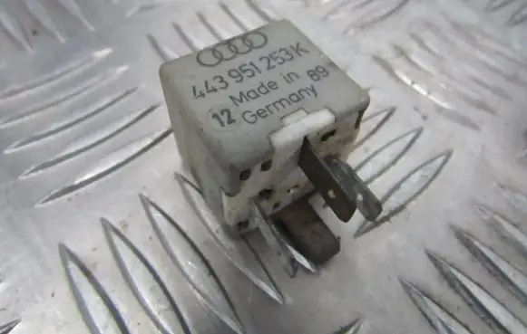 Volkswagen PASSAT B5 Other relay 443951253K 899512