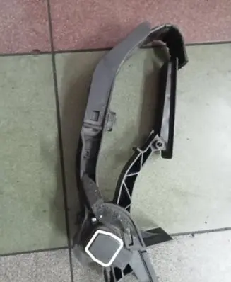 Mercedes-Benz C W203 Accelerator throttle pedal A2033000104