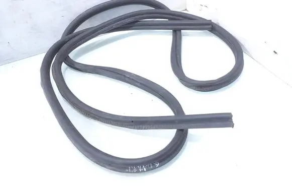 BMW 5 E60 E61 Seal rubber (tailgate) 7061389 51717061389