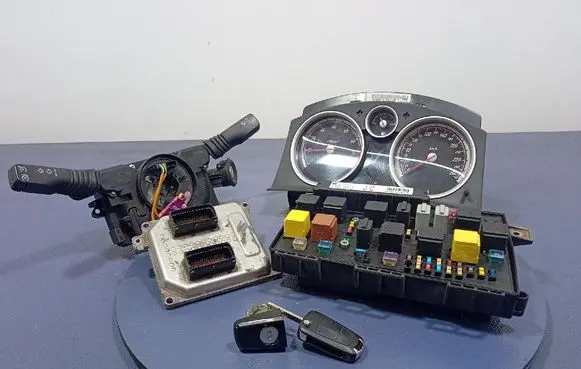 Opel Zafira B Engine control unit/module ECU 12992406