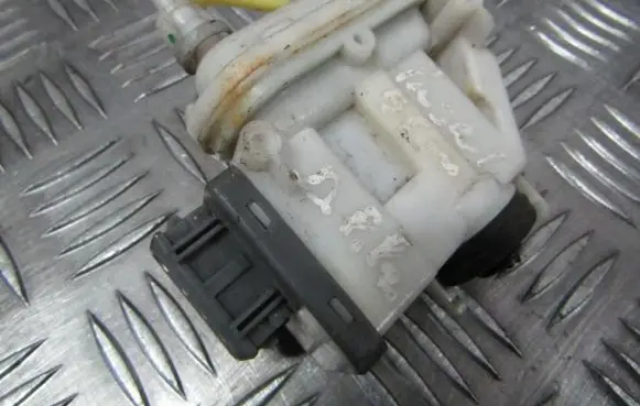 Volkswagen PASSAT B4 Central locking vacuum pump 3a0862153b