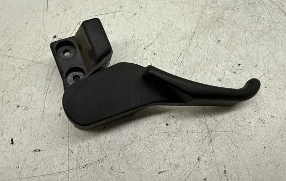 Volkswagen PASSAT B5.5 Engine bonnet (hood) release handle 3B1823533