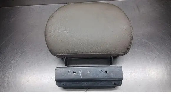 Volvo V70 Front seat headrest