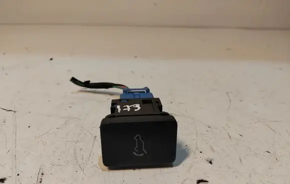Mitsubishi Outlander Tailgate opening switch 