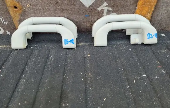 Mercedes-Benz E W212 A set of handles for the ceiling 