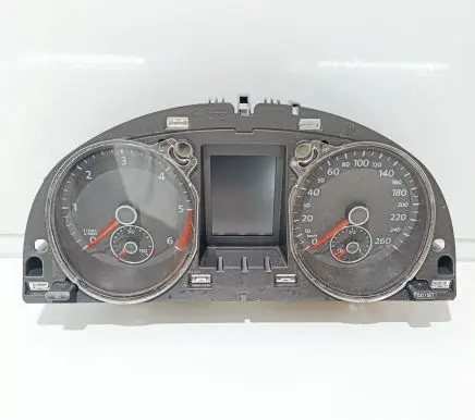 Volkswagen PASSAT B7 Speedometer (instrument cluster) 3AA920880A