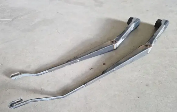 Mitsubishi Pajero Sport I Front wiper blade arm