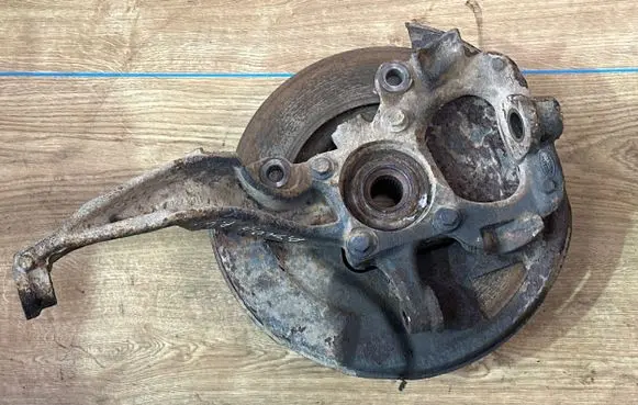 Land Rover Discovery 3 - LR3 Front wheel hub