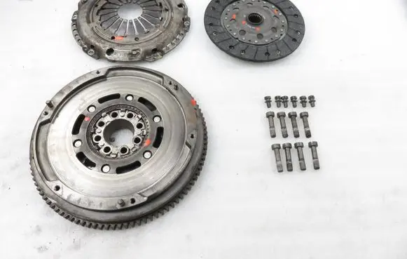 Toyota Avensis T220 Dual mass flywheel 323063410