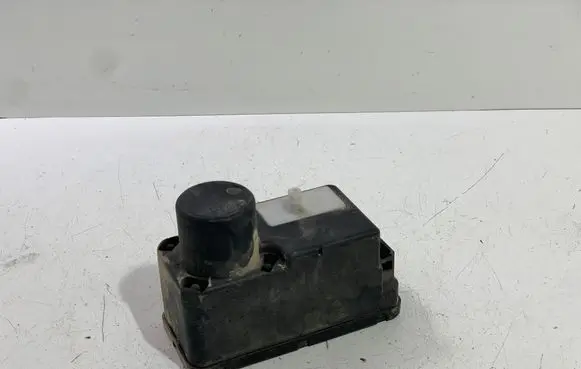 Volkswagen Golf III Central locking vacuum pump 1H0962257G