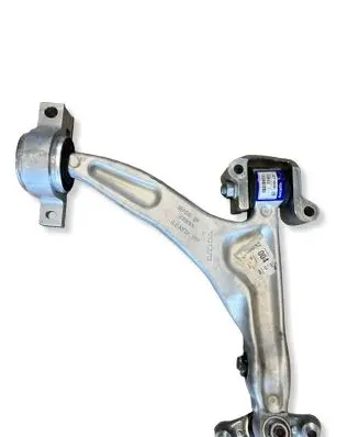 Volvo V60 Front lower control arm/wishbone 32370930