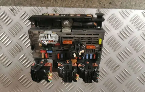Peugeot 308 Fuse module 9664706280