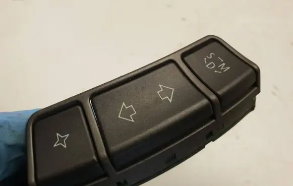 Steering wheel buttons/switches