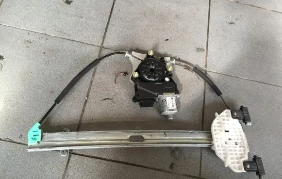 KIA Rio Front window lifting mechanism without motor