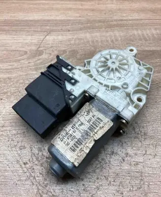 Volkswagen Golf IV Front door window regulator motor 101438202 05076615