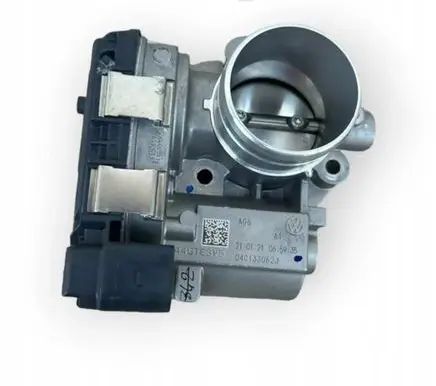 Volkswagen Polo VI Throttle body valve 04C133062J