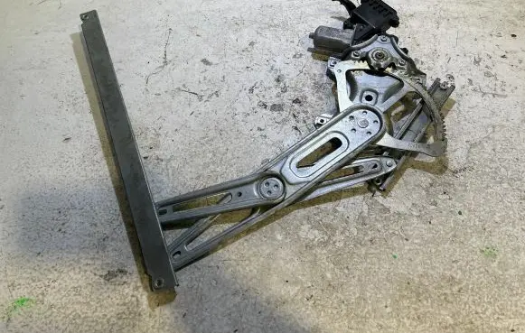 Toyota Avensis T270 Front door window regulator motor 8570102010 961920100 AV2621004350