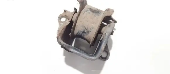 Honda CR-V Engine mount bracket