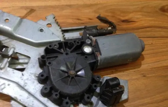 Renault Laguna I Front door window regulator motor 400370a
