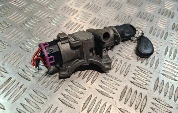 Volkswagen PASSAT B5 Ignition lock 4B0905851