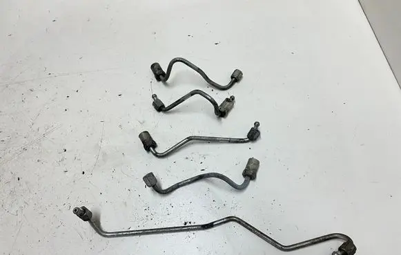 Toyota Avensis T250 Fuel injector supply line/pipe 