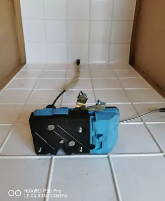 Volvo S60 Front door lock 8650544