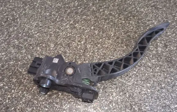 Mitsubishi Lancer X Accelerator throttle pedal MN101544
