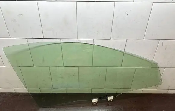 Honda HR-V Front door window glass four-door