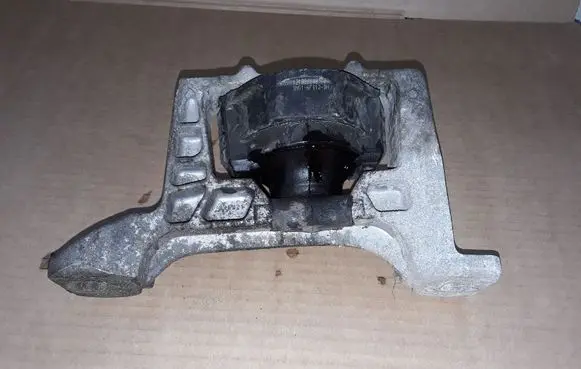 Ford Focus Engine mount bracket 3M516F012BH 121880048