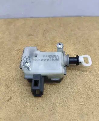 Mercedes-Benz E W211 Seat adjustment motor 2119700125 005040806