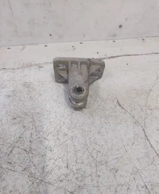 Front bumper mounting bracket