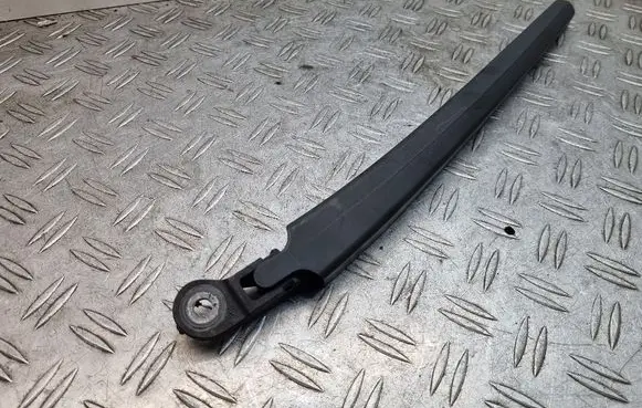 Rear wiper blade arm