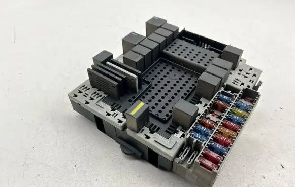 Volvo XC70 Fuse module 08696098