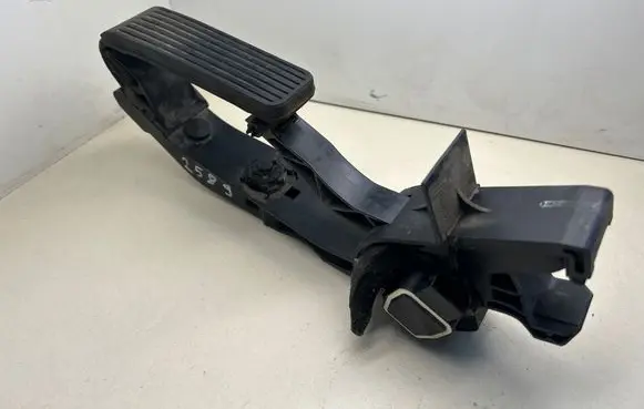 Mercedes-Benz E W211 Accelerator throttle pedal A2113000404
