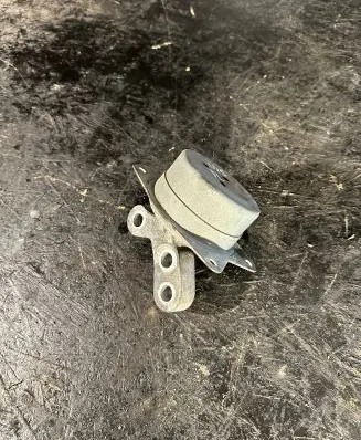 Opel Insignia A Engine mount bracket 13322171