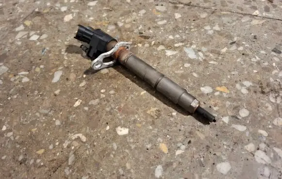 Volvo XC60 Fuel injector 31272690